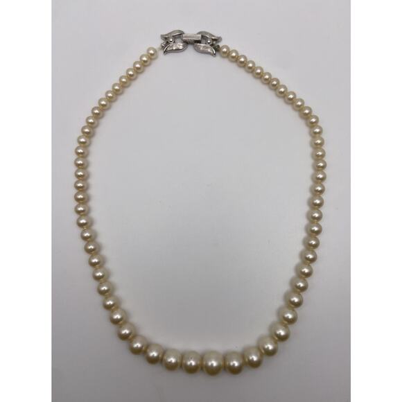 Vintage Crown Trifari Graduated Faux Pearl Tulip Clasp Classic Necklace - Picture 2 of 10